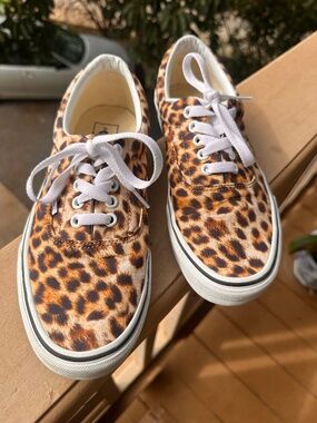 Vans Leopard Print Lace-Up Sneakers – Women’s 9 / Men’s 7.5